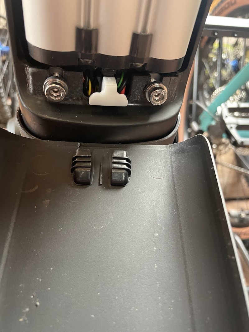 Cube držák krytu baterie BBP38YY